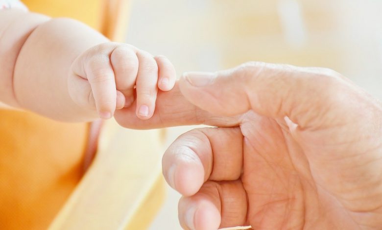 tangan bayi dan orang tua